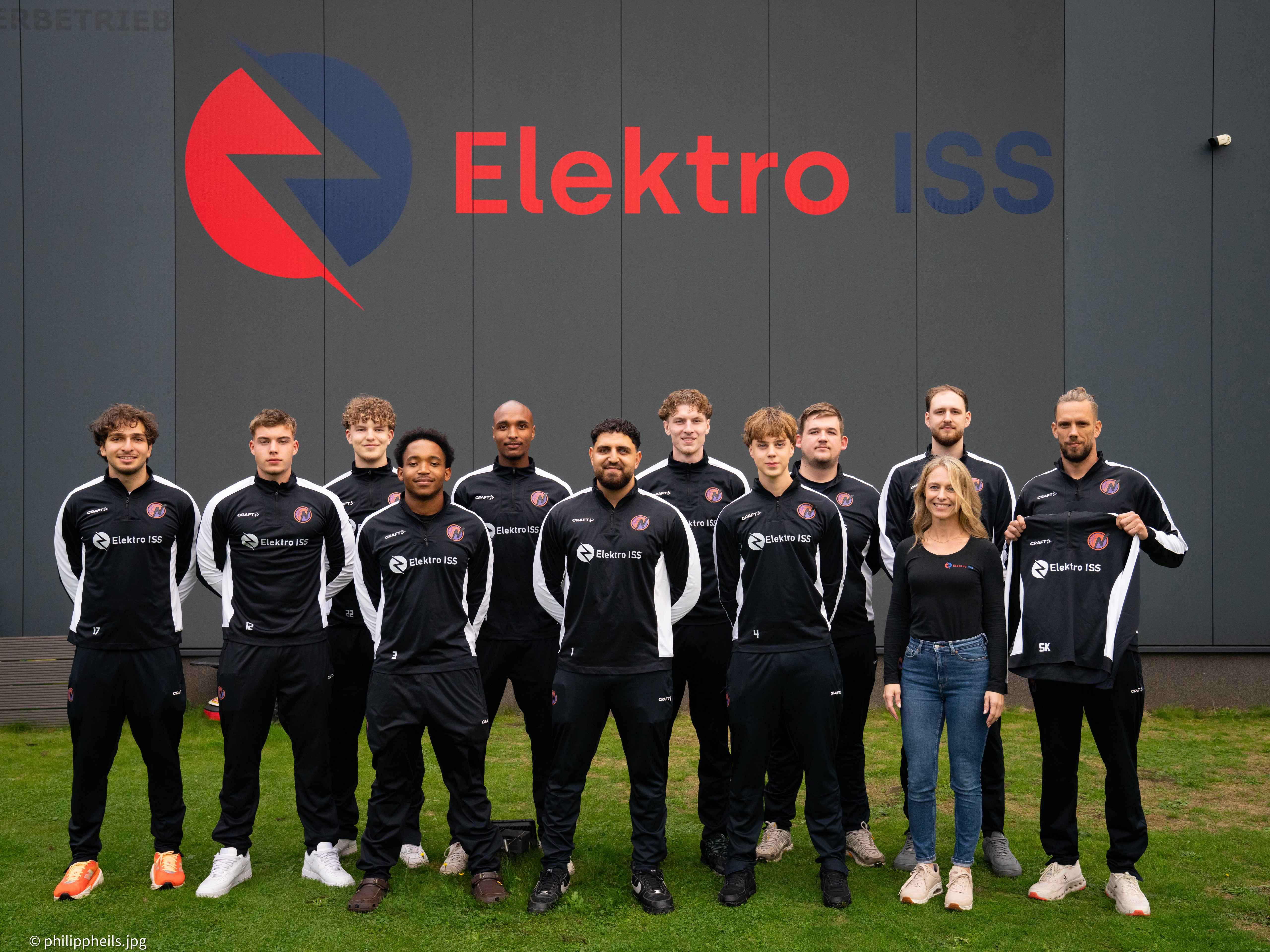 Sabine Kröner von Elektro ISS mit persönlicher NBC-Trainingsjacke