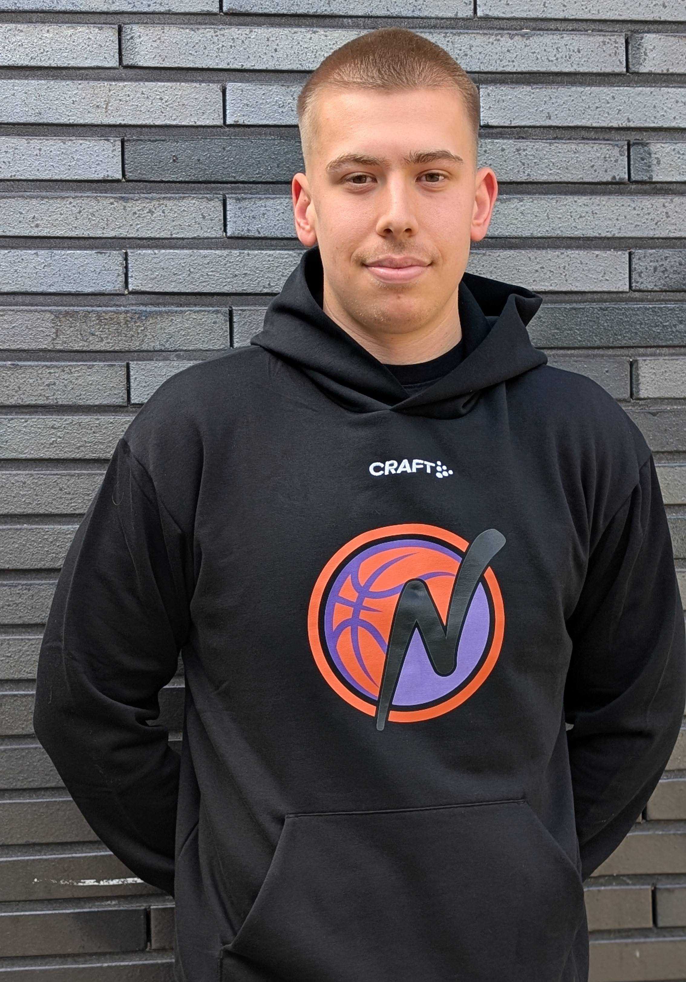 Fabian Liu im NBC-Hoodie