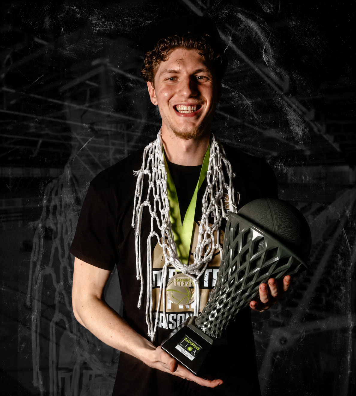 Jegor Cymbal mit Meistertrophäe