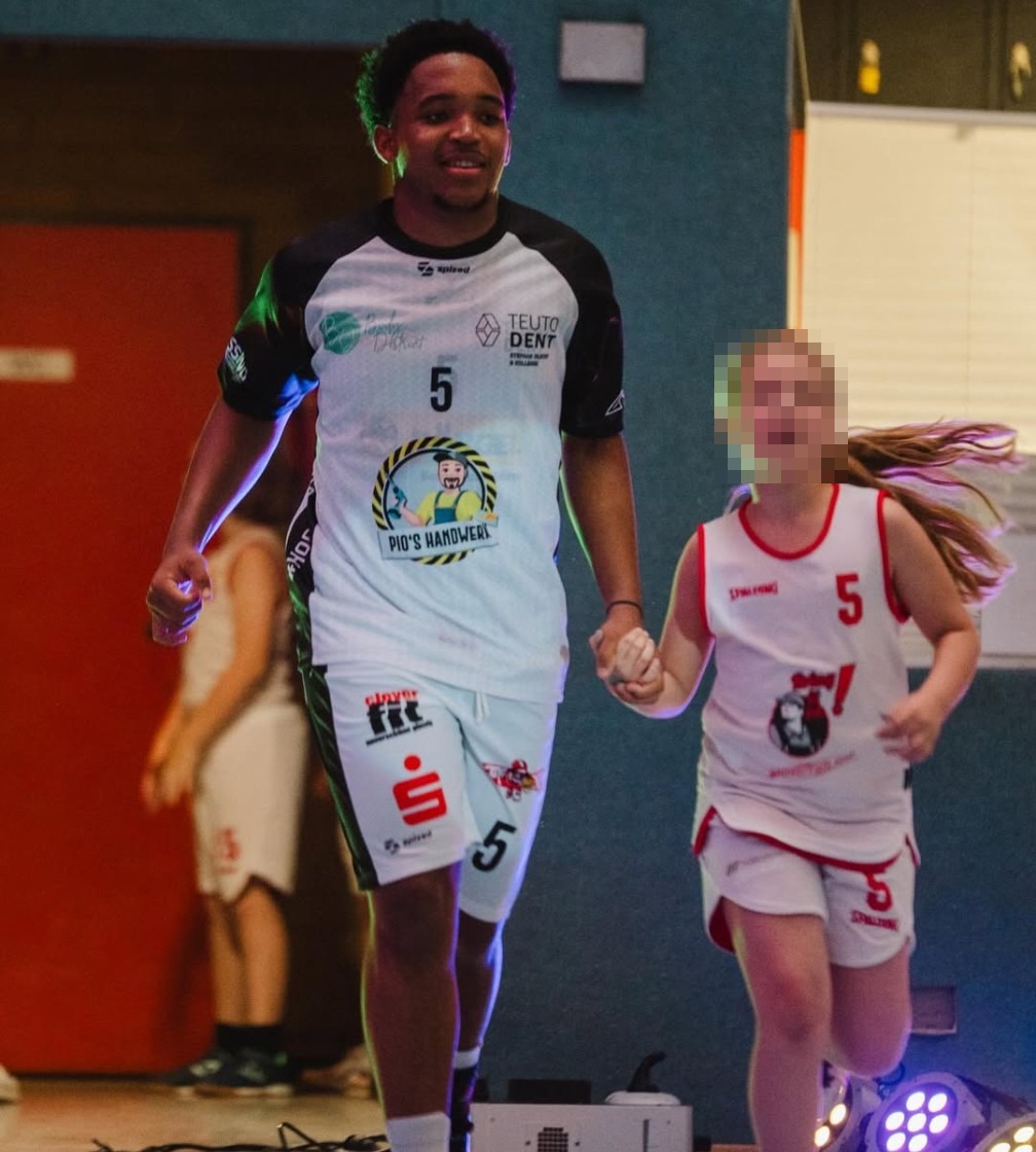 William Tuso Koro Mafi auf dem Basketballfeld